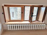 particolare finestra e termosifoni d'arredo