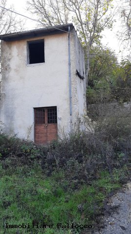Edificio da ristrutturare su due livelli