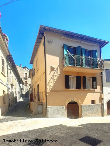 Scurcola Marsicana, indipendente ristrutturata sul Corso