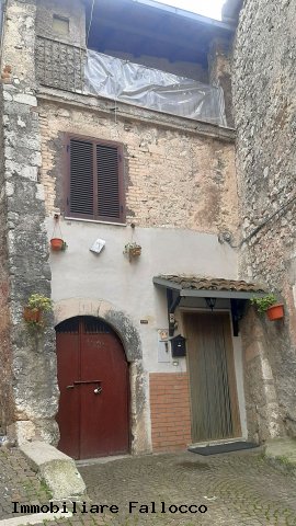 Abitazione su due piani e cantina
