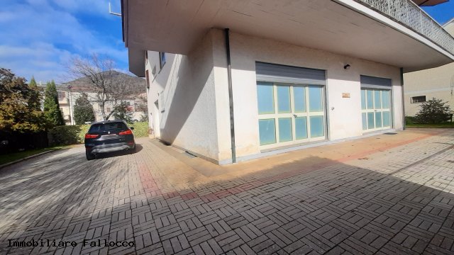 Rif.  456 NSC – Scurcola Marsicana,    locale commerciale  centralissimo, ampio e luminoso