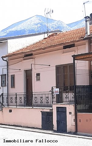 Rif. 525 BM – Magliano de’ Marsi  Casa semindipendente con cantina e terrazzino
