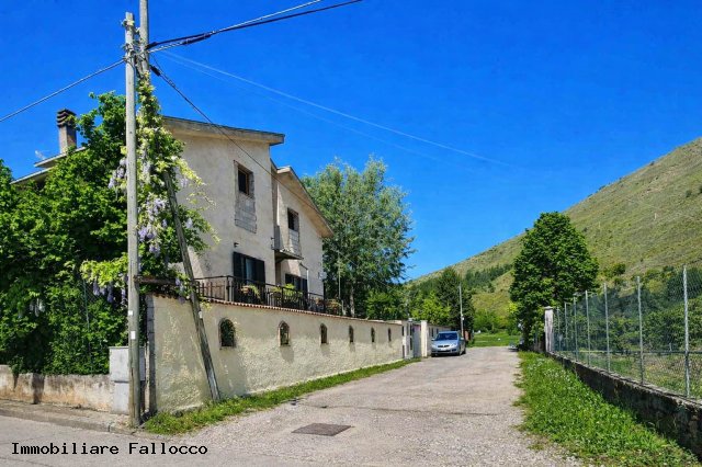 Rif. 521AVS – Scurcola Marsicana Villa indipendente di 2 appartamenti con ampio giardino